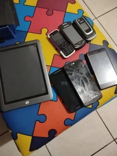 Retirada de peças celulares antigos