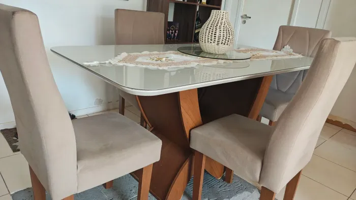 Vendo mesa de jantar de 6 lugares com 4 cadeiras. Ideal para substituição de peça