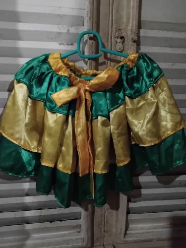 Saia de cetim com babados nas cores verde e amarelo infantil