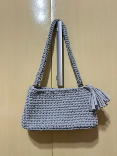 Bolsa de crochê em fio de malha