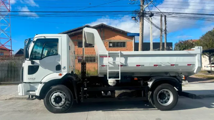 FORD CARGO 1723 B 2017, CAÇAMBA BASCULANTE, ÚNICO DONO, REVISADO