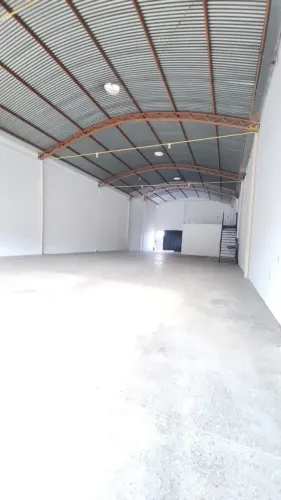Alugo barracão com aprox. 270m² na Av. Miguel Sutil e mais aprox. 220m² de área aberta - C