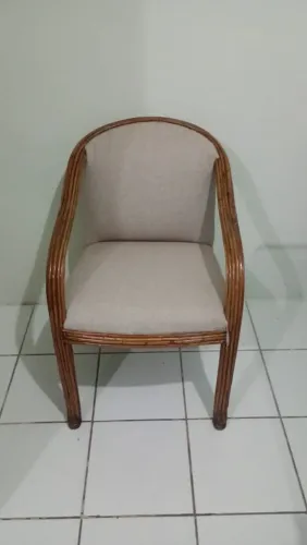 Cadeiras e mesa de canto