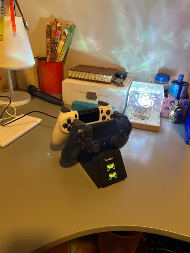 Vendo 2 controles de ps4 + base para carregamento