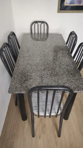 Mesa com 6 cadeiras