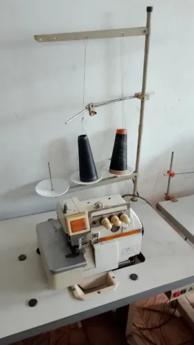 Máquina overlok de costura com bancada