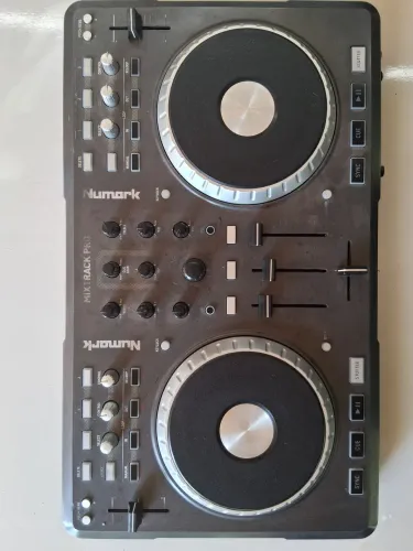 Controladora Numark Mixtrack PRO