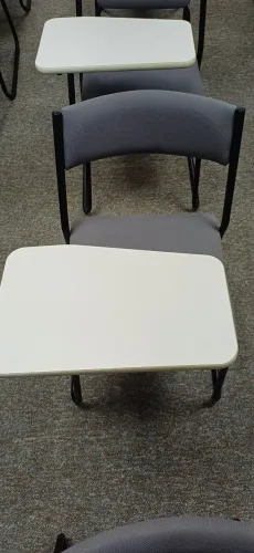 cadeira escolar com prancheta
