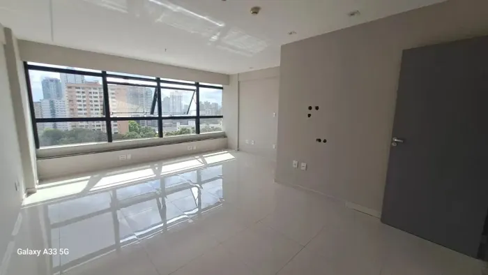 CENTRO EMPRESARIAL ACRÓPOLE, SALA COM 60M², NAZARÉ