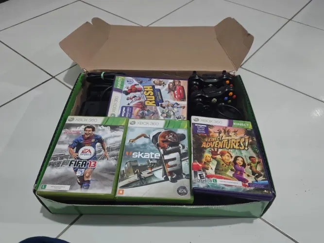 Xbox 360 Slim Microsoft 4 Gb Standard Recondicionado + Kinect + 6jogo+ 2 joysticks