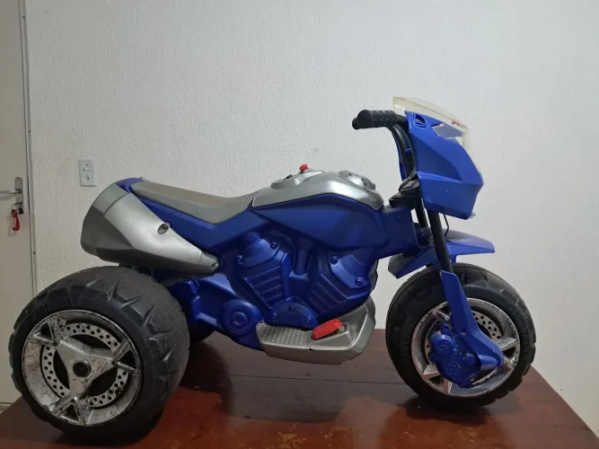 Vende-se triciclo elétrico infantil 