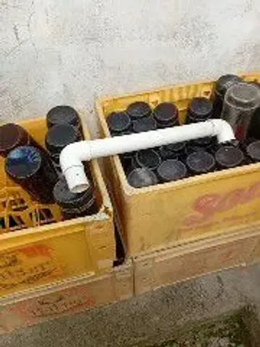 Vendo essas caixas com às garrafas 