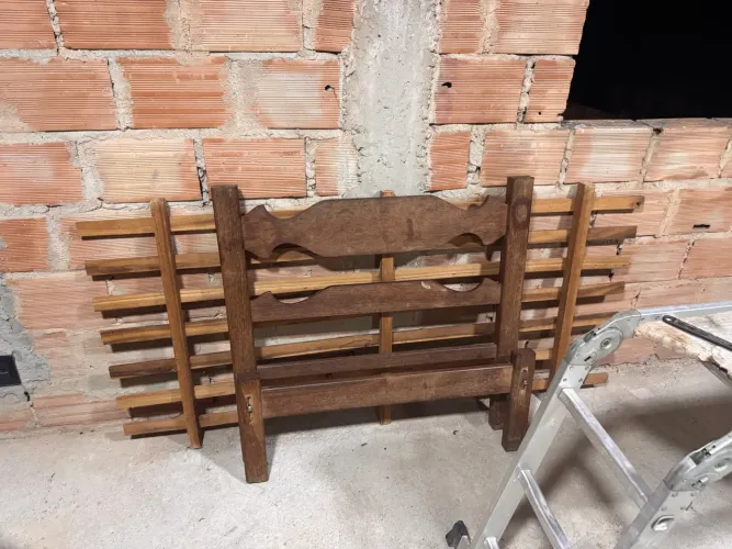 Cama Sucupira solteiro em bom estado