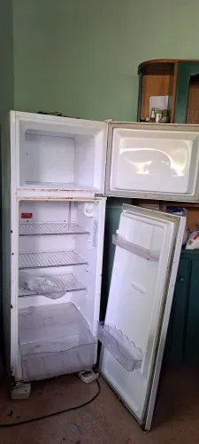Geladeira Electrolux com freezer para conserto (está gelando)