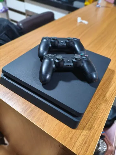 Console PS4 500GB com 2 controles e 6 jogos