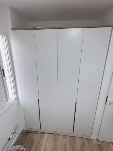 Guarda roupas branco