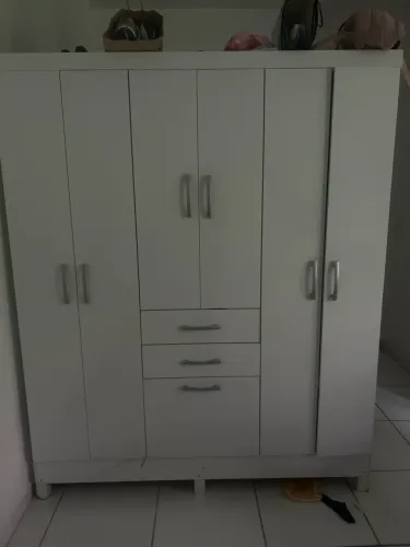 VENDE-SE GUARDA ROUPA