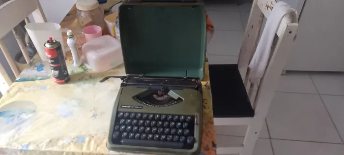 Máquina de escrever portátil de marca olivete 