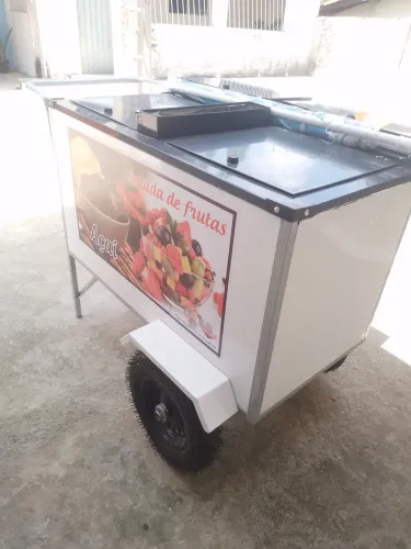 Carrinho de salada de frutas e açaí 