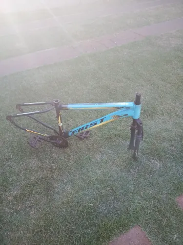 Quadro de alumínio 29, com jogo de centro e pedal.