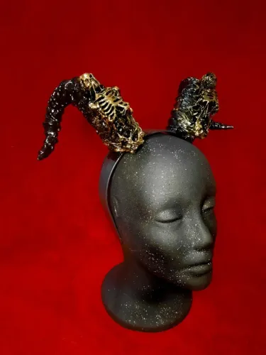  Tiara de chifres com esqueleto (Dourado)