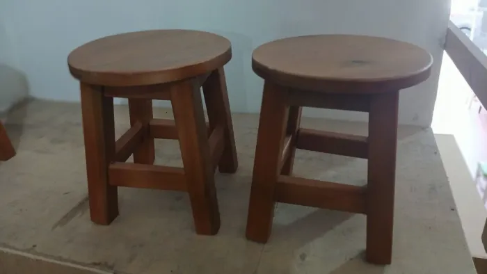 2 banquetas de madeira 