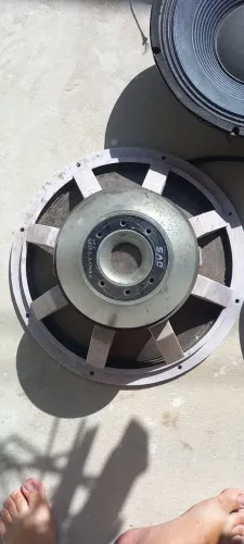 Vendo peças de som , alto falantes,  geradores,  Twitter,  corneta. Caixa de som