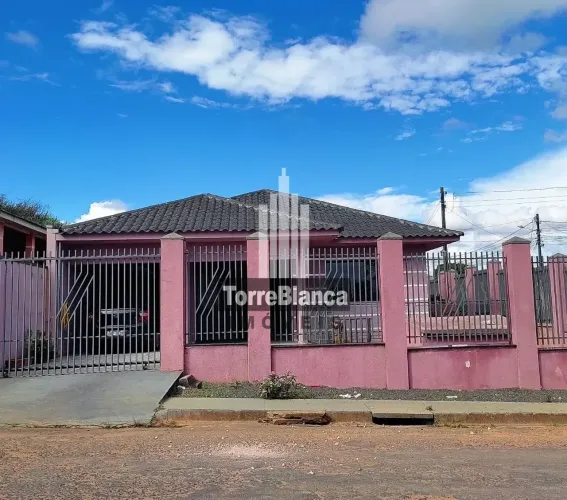 Casa à Venda, de Esquina , 3 Quartos (1 Suíte) e Churrasqueira em Ótima Localização