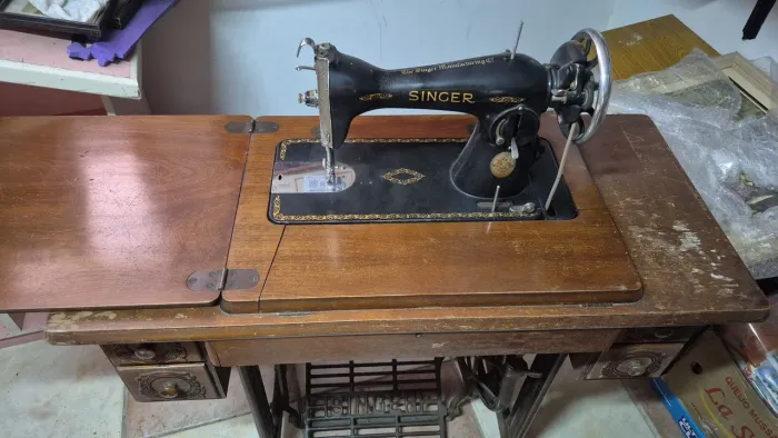Máquina de costura Singer com móvel 