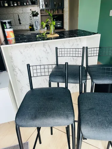 4 baquetas uma mesa MDF 