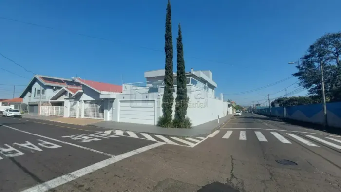 Casa com 3 Dormitórios, 2 Suítes e 4 Vagas de Garagem - Bairro Vila Nova, Franca/SP