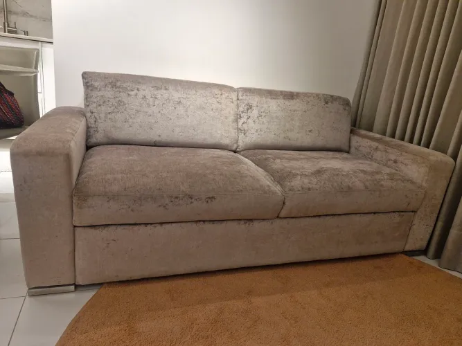 Sofá em ótimo estado 1,95×0,90 cm com espuma D33, recém colocada, cinza, com pés em aço.