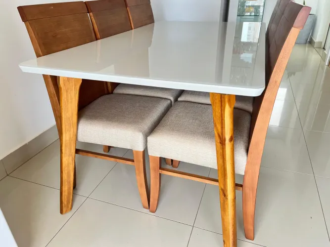 Mesa nova com cadeiras de madeira 