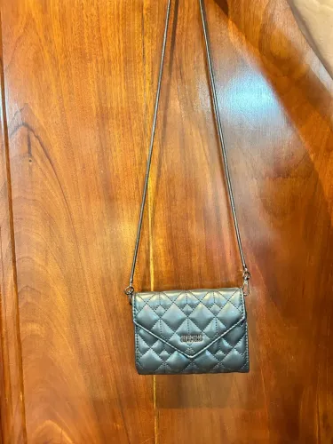 Bolsa tira colo preta correntes pequena festa