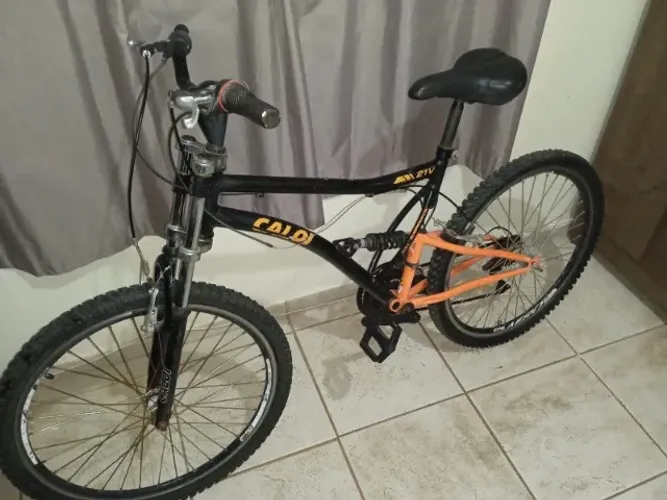 Bicicleta Caloi Full Suspension 21 Marchas - Preta e Laranja bike com marcha 420
