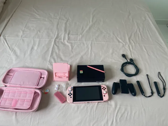 Nintendo Switch OLED Completo Original + Cartão de Jogo e Acessórios - Tudo Quase Novo