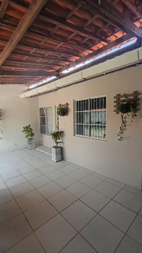 Casa com suite, quintal, 3 caixas d'água, 2 banheiros bem ventilada e iluminada.