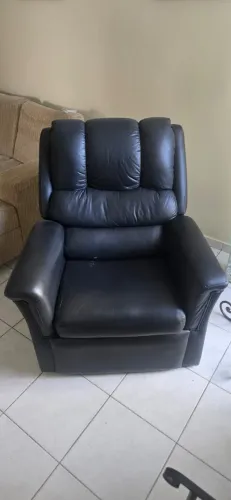 Poltrona reclinável Probel/Pelmex, modelo França Two Way, na cor preta e com revestimento