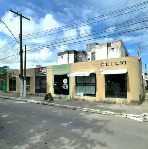 Vendo uma Galeria com uma casa na Gruta, com 03 quartos, s/ 01 suíte, 06 lojas virada para