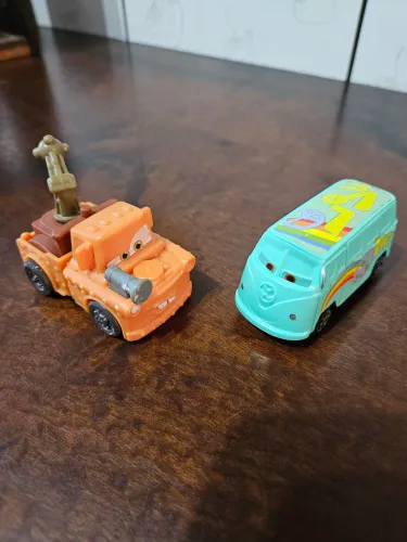 2 miniaturas coleção Carros pixar
