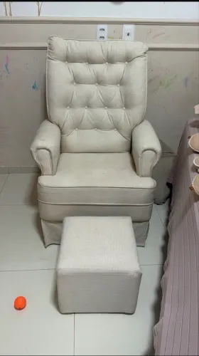 Vendo cadeira de amamentação com puf
