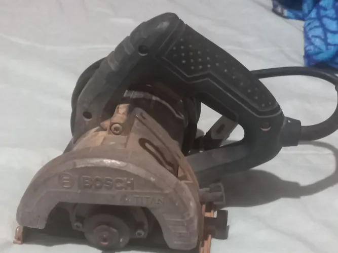 Makita Bosch 110 vts muito conservada. 220,00 p vender. 