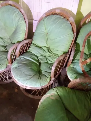 Cadeiras de varanda giratórias feitas de bambu e estrutura em aço.