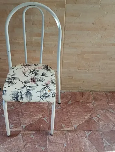 Cadeira de Ferro Branca Tubulada - Assento Estofado Floral