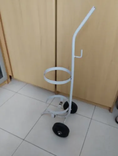 Carrinho para suporte de cilindros