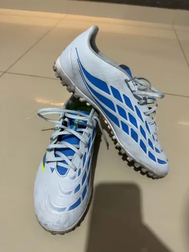Chuteira adidas predator club