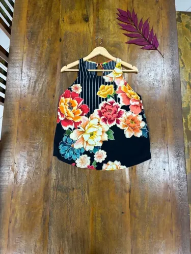 Blusa Regata Floral Farm Rio Modelo de caimento leve com estampa floral