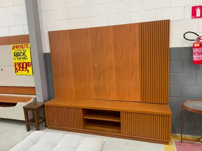 RACK RIPADO COM PAINEL (OFERTA DE ÚLTIMA PEÇA)
