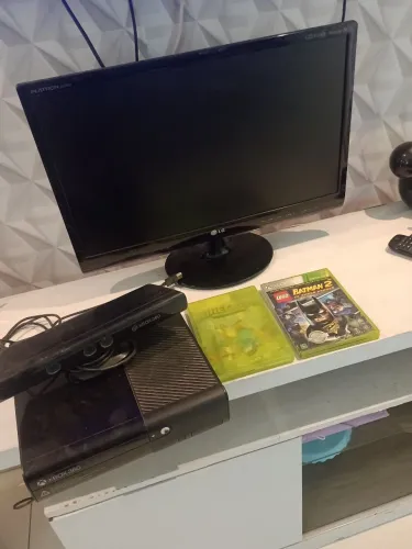 Monitor/tv +Xbox com Kinect+dois jogos+1 controle 