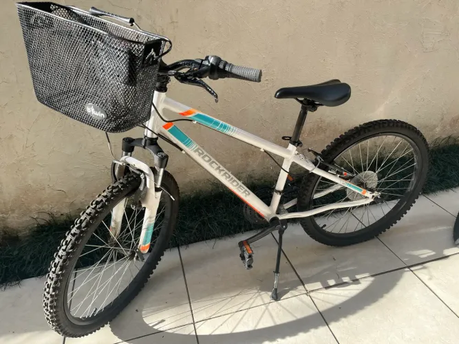 Bicicleta aro 24 Decatlon Modelo Rockrider ST500 com cestinha